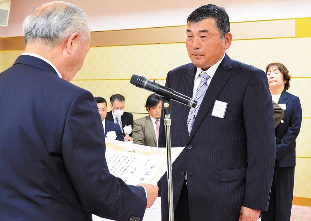表彰を受ける船穂町ぶどう部会の生産者(右)の写真