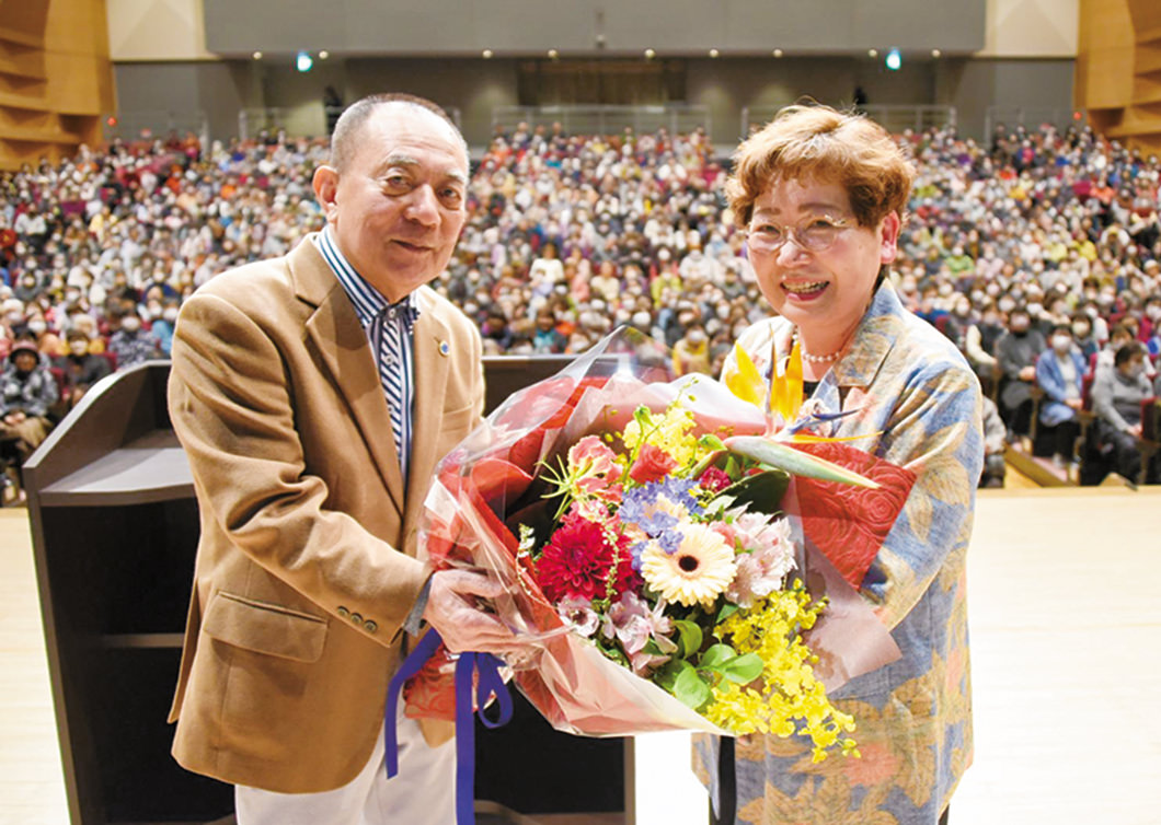 小遊三さんに花束を手渡すJA晴れの国岡山女性部永禮多紀江部長