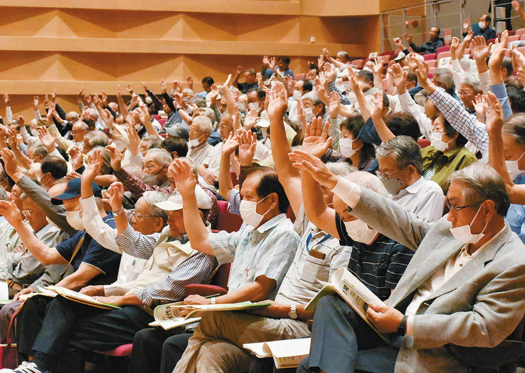 総代の挙手により議案を採決した写真