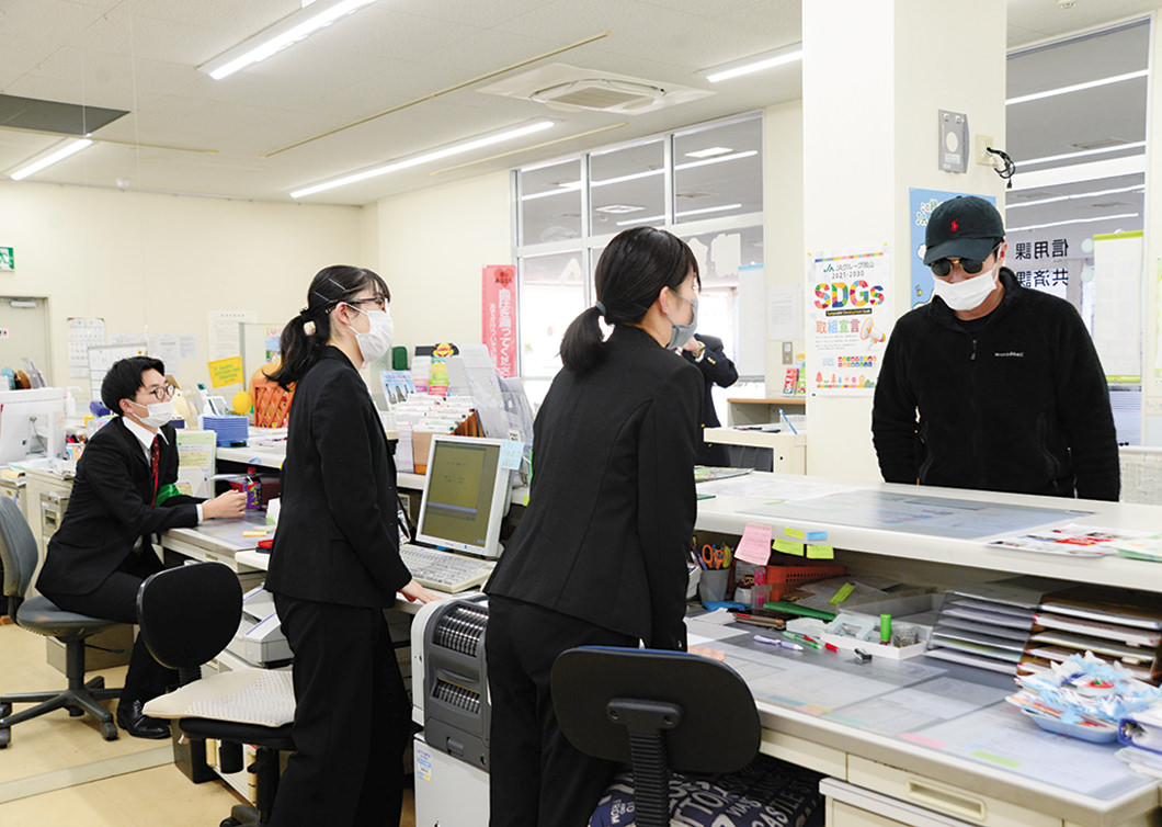 強盗が押し入り緊迫する窓口(訓練)の写真