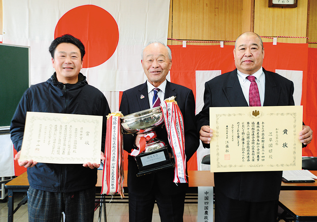 受賞を喜ぶ江草さん(右)、県有牛賞に輝いた勝英統括本部の農事組合法人伍協牧場(左)の写真