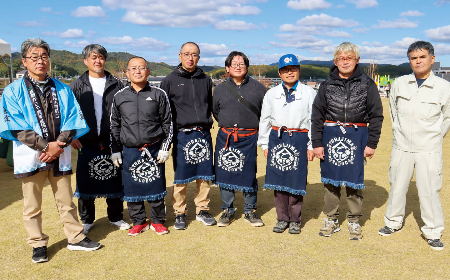 JA役員と意見を交わす女性部員(左)の写真