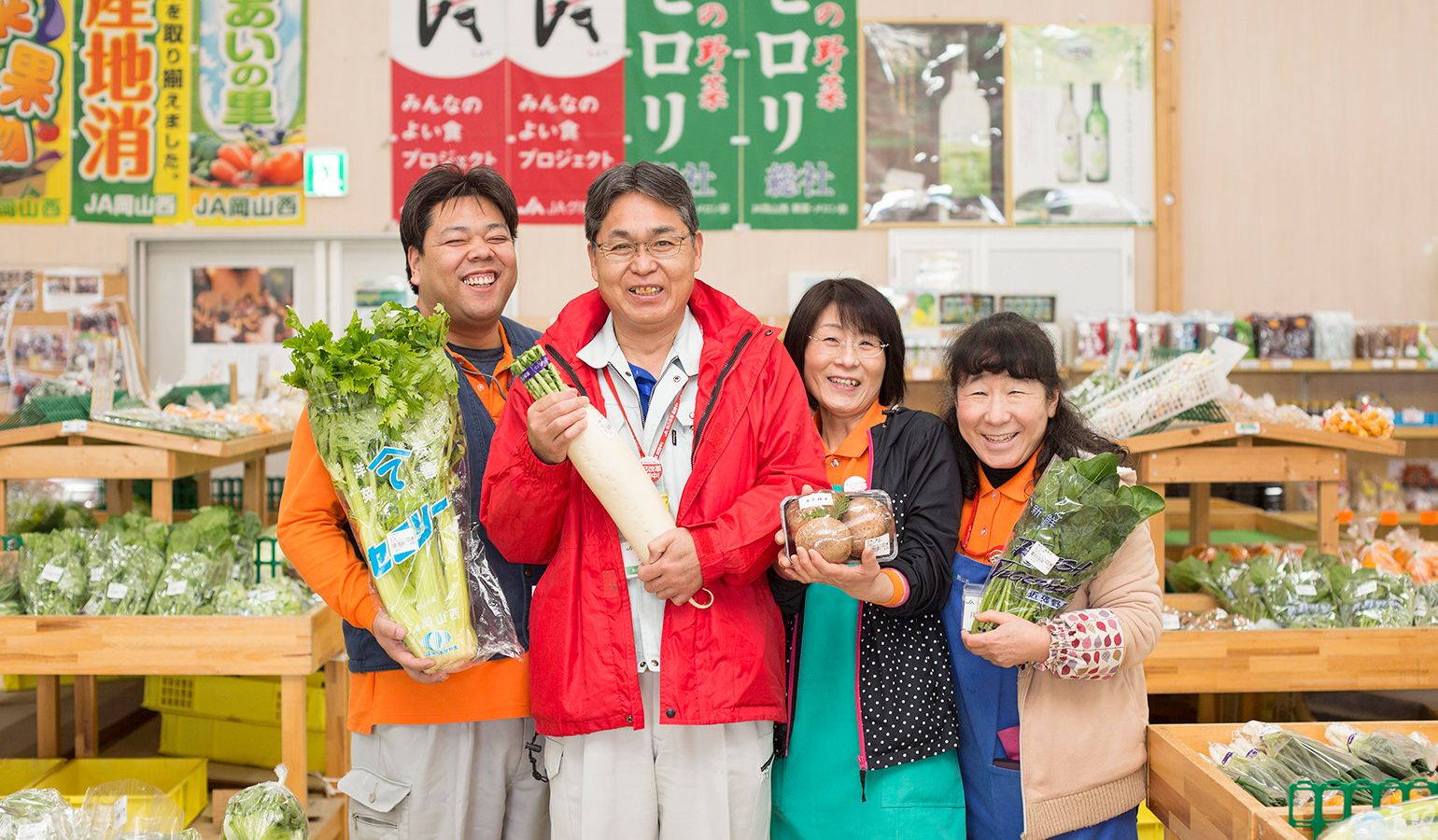 山手直売所「ふれあいの里」の店内と店員の写真