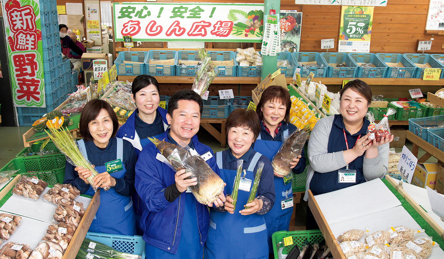 あしん広場の店内と店員の写真