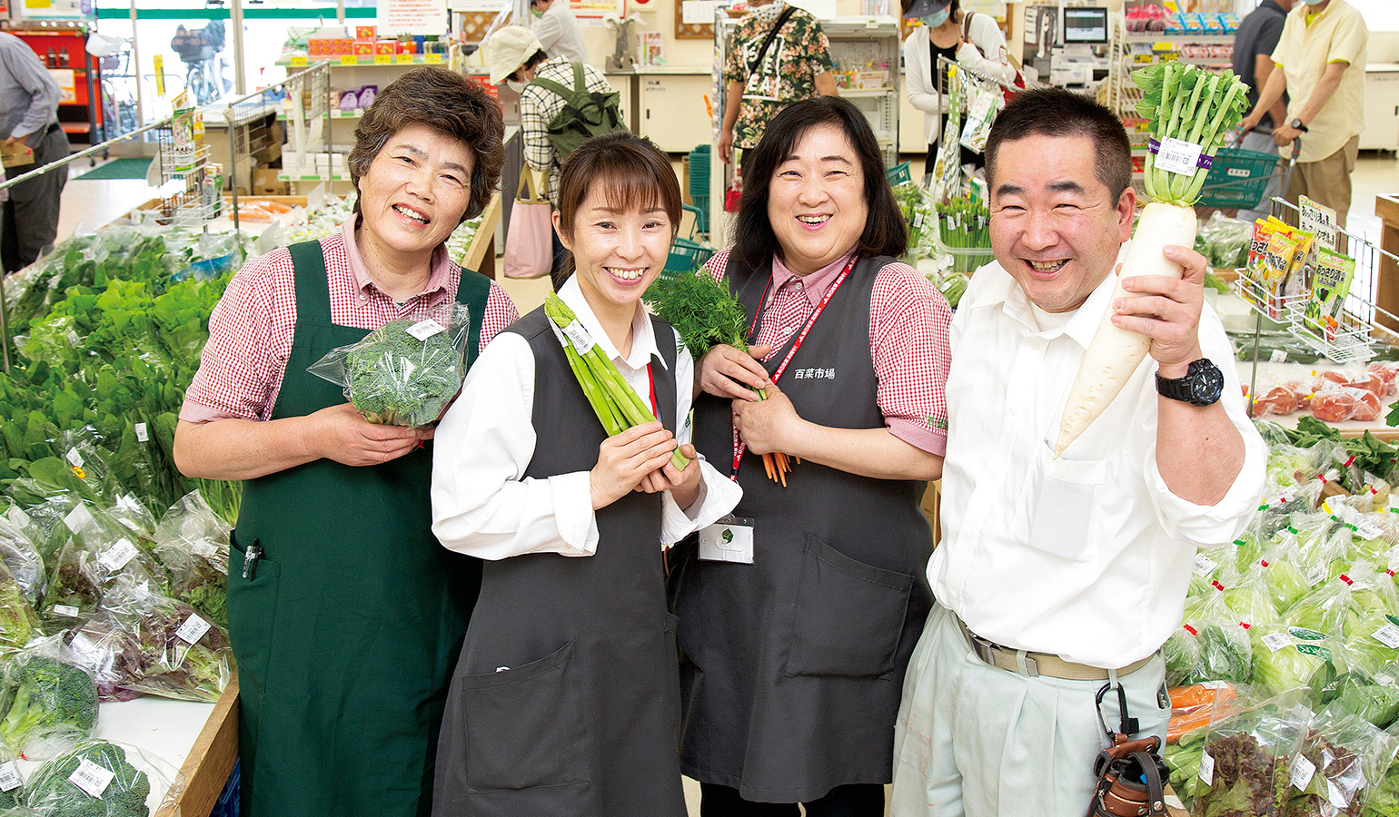 百菜市場の店内と店員の写真