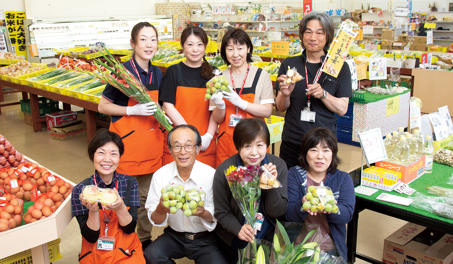 燦燦（さんさん）つやまの店内と店員の写真