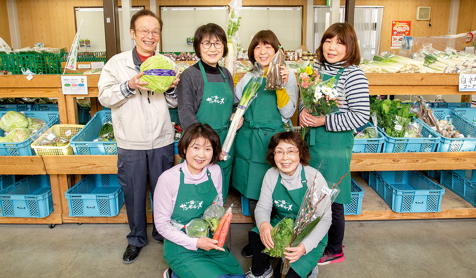 津山市地産地消センター サンヒルズと店員の写真