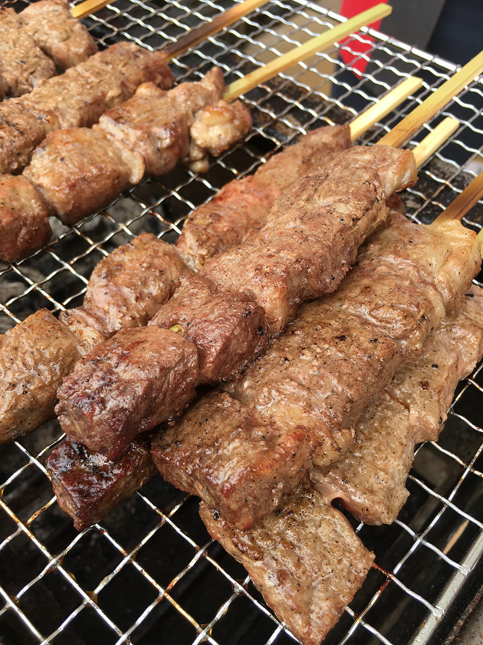 おいしそうな備中牛の串焼きの写真