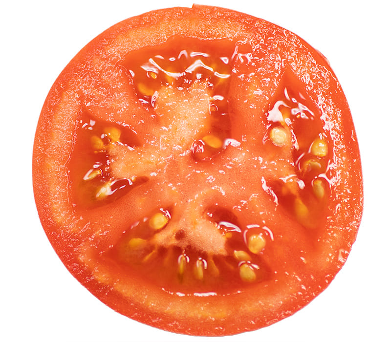 瑞々しいトマトの断面の写真