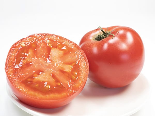 皿に乗せたトマトの写真