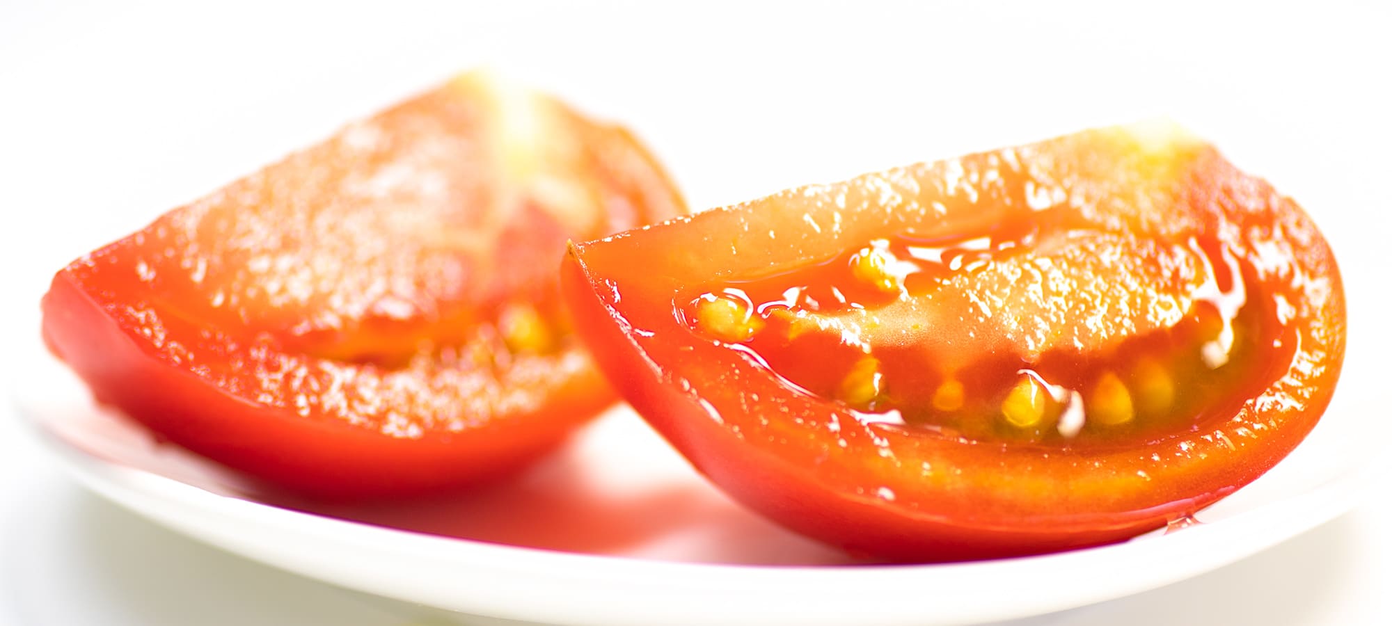くし切りにした瑞々しいトマトの写真